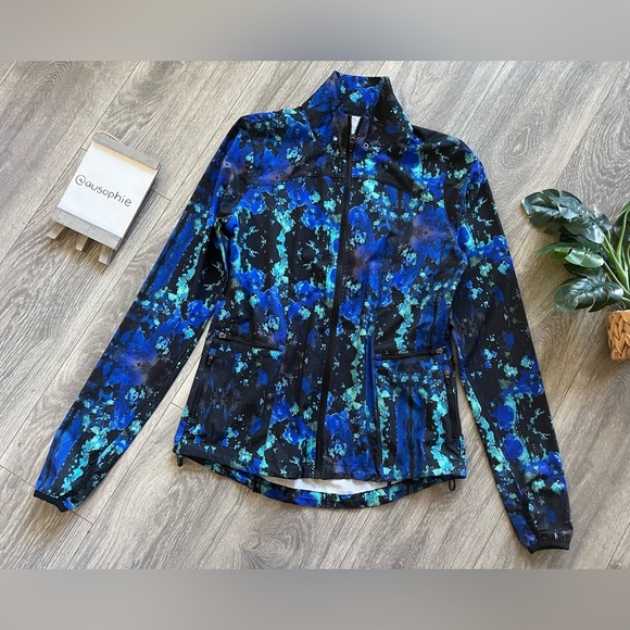 Fabletics high neck zip front windbreaker in blue multi splatter print. Size S - Picture 4 of 10